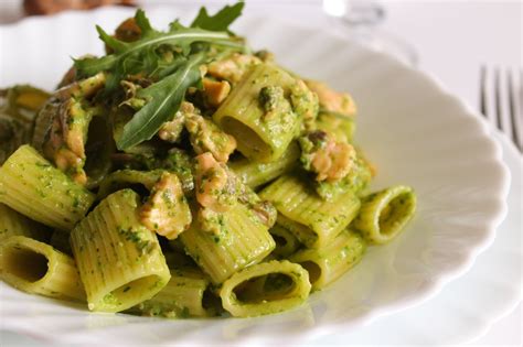 Mezzi Rigatoni Con Pesto Di Rucola Salmone Fresco E Vongole Fidelity