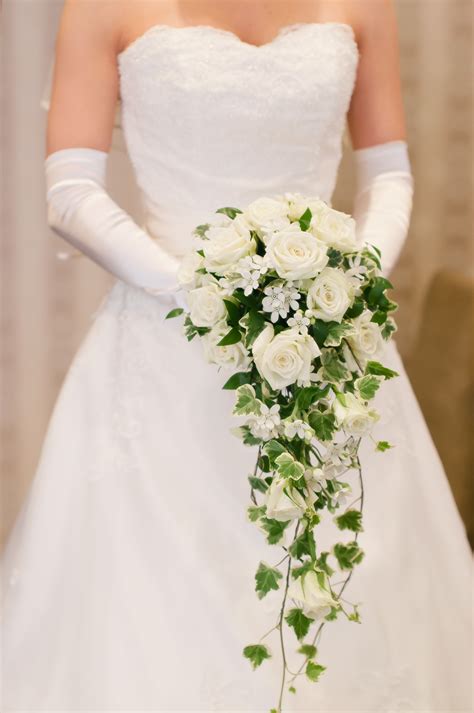 Cascading Bouquet Of White Roses And Ivy Blumenstrauß Hochzeit