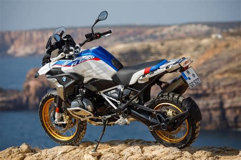 The 2020 bmw r 1250 gs is an adventure touring motorcycle with comfortable ergonomics and strong power. The BMW R1250GS (2019) and the R1200GS (2018) Compared ...