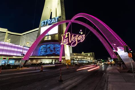 Las Vegas Installs Downtown Gateway Arches Landmark Los Angeles Times