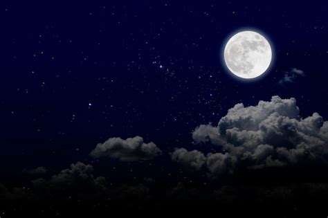 Lua Cheia Com Estrelada E Nuvens Noite Romântica Foto Premium