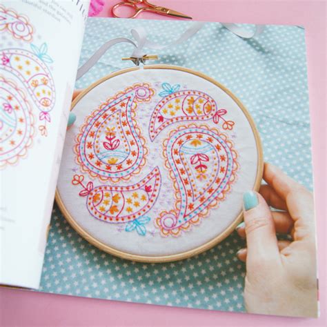 mandalas-to-embroider-signed-book-polka-bloom