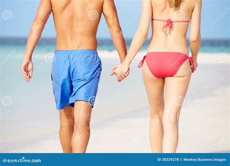 Chiuda Su Delle Coppie Romantiche Che Camminano Sulla Spiaggia