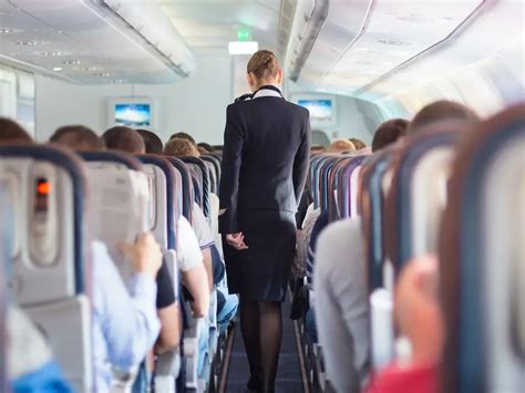 مضيفة تكشف أشياء لا يجب على الركاب القيام بها على متن الطائرة