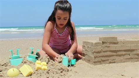 Watch This Girl Build This Amazing Sand Castle Youtube