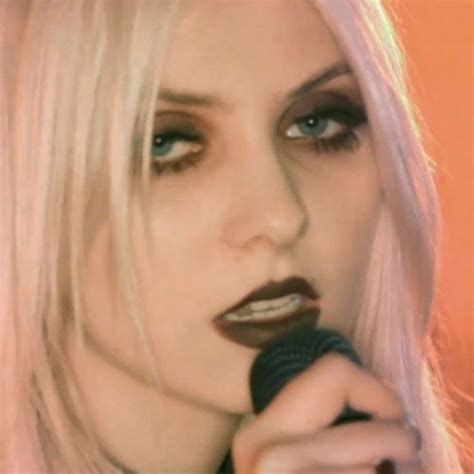 Taylor Momsen Makeup Brown Eyeshadow And Brown Lipstick Steal Her