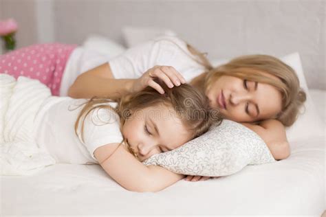 La Madre Puso A Su Hija Para Dormir Interior Cuidado Del Concepto Foto