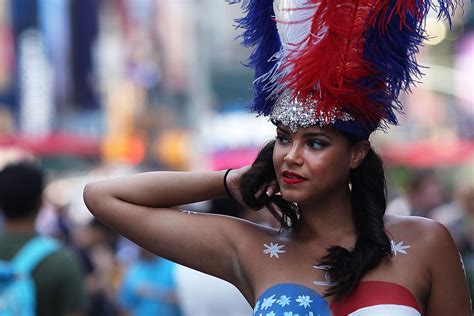 nyc mayor bill de blasio vows to crack down on topless women hassling times square tourists