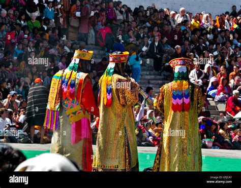 bután los bhutaneses en traje tradicional y los turistas en el trashi chhoe dzong para un día