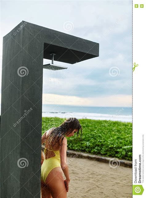 kobieta w seksownym swimwear bierze prysznic na plaży basenem zdjęcie stock obraz złożonej z