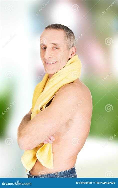Uomo Maturo Con Un Asciugamano Intorno Al Collo Fotografia Stock