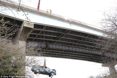 A1 Driver Dies After His Car Smashes Over Motorway Bridge Daily Mail
