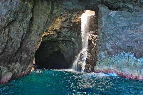 Touring The Sea Caves Of The Na Pali Coast Na Pali Riders Kauai