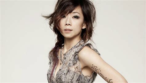Elle chante en cantonais, mandarin, anglais et japonais. Sandy Lam | XVoice Wiki | Fandom