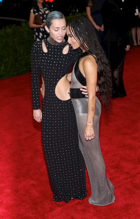 vidéo miley cyrus zoë kravitz soirée costume institute gala 2015 met ball au metropolitan