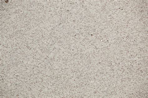 El blanco itaunas es una piedra natural de brasil que comprende un delicado patrón de manchas cremas, grises y rosas sobre un delicado fondo de base blanquecina. Granito-Branco-Itaunas - ConstruindoDECOR