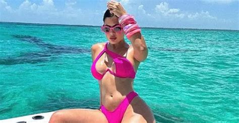 la dura deslumbra en el mar con su bikini rosa
