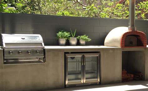 Outdoor Kitchen With Wood Fired Pizza Oven Moderne Terrasse Et