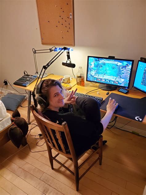 Xqc On Twitter Hey Logitechg I Have An Embody At Home And Its Amazing But Here All I Have Is