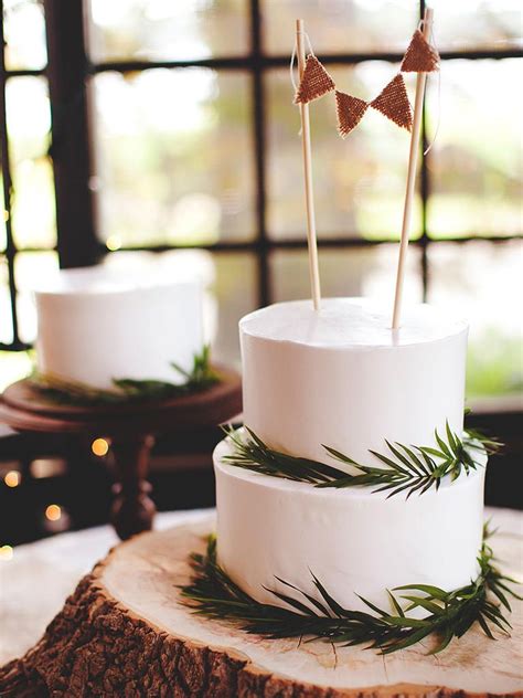 Spruce Up Your Wedding Day With This Chic Woodland Burlap Banner Cake