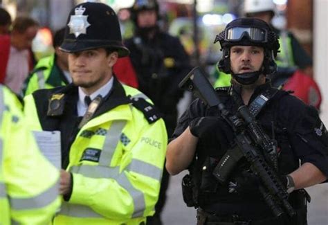 في بريطانيا الشرطة تعتقل رجلا بتهم إرهاب في مطار لوتن
