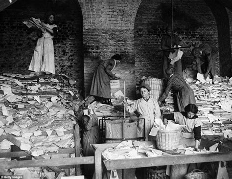 16 Incredible Photos Show Daily Life Of British Women War Workers