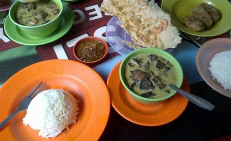 Nasi kapau banyak dijumpai di rumah makan dan restoran yang tersebar di sekitar kota padang. Rumah Makan Sinar Pagi di Medan - Garnesia.com