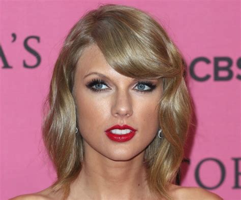 Taylor Swift Wears Red Lipstick To Victorias Secret Fashion Show