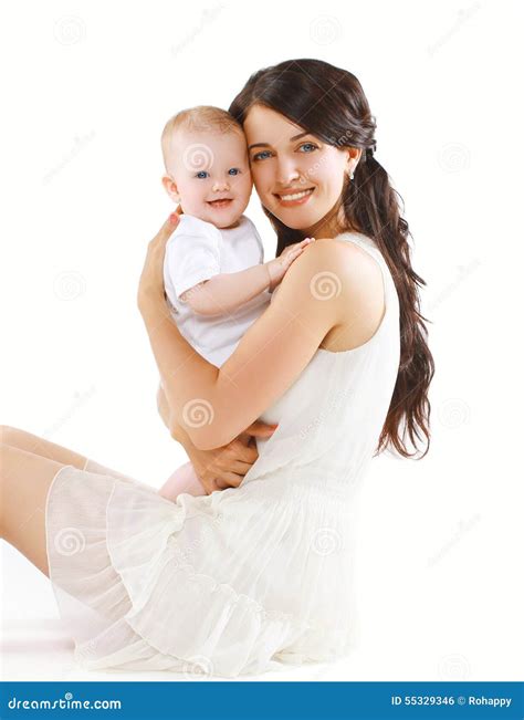 Portret Van Gelukkige Jonge Moeder Met Baby Het Glimlachen Stock Foto