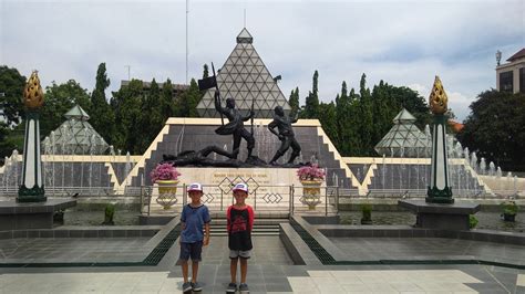 Wisata Sejarah Kota Surabaya Monumen Tugu Pahlawan The Urban Mama