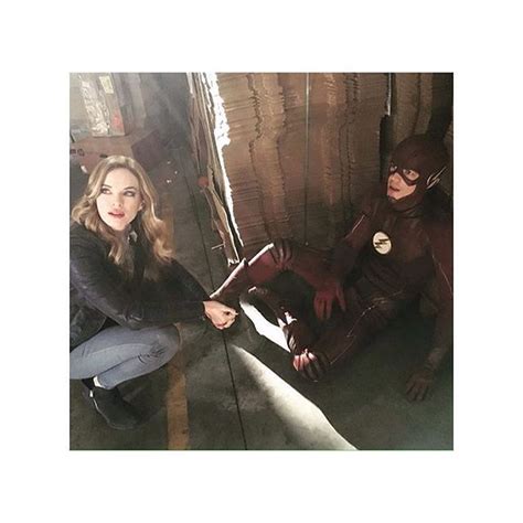 The Flash And Arrow Cosplay Are Posing For A Photo In An Alleyway