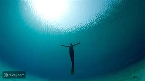 رجل يسبح تحت الماء لمسافة 662 قدمًا بدون أنبوبة اكسجين رائج