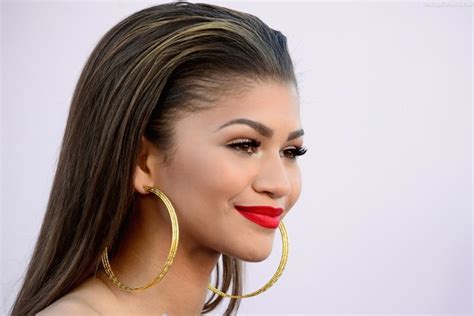 How To Look Like Zendaya Makeup Hair And Outfit Tips