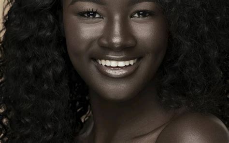 Khoudia Diop Une Déesse De La Mélanine Dont La Peau Noire éblouit Debout Congolaises