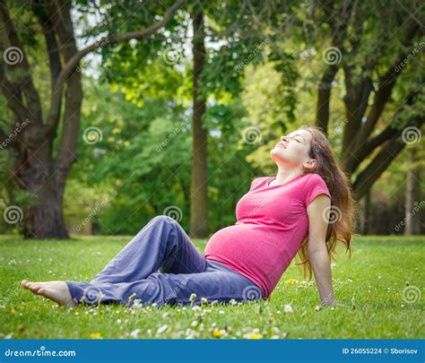 Mujer Embarazada Hermosa En El Parque Foto De Archivo Imagen De Cubo