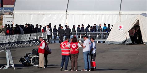 El llanto desconsolado del migrante y el gesto de la voluntaria con él han dado la vuelta al mundo. El director de Salud y Socorro de Cruz Roja Ceuta ...