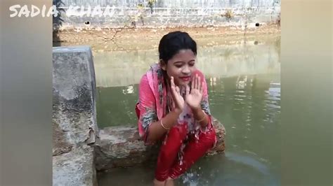 Bangla Deshi Girl Bathing Video Village Aunty Open Bath Mallu Aunty