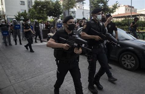 Polizei setzte gegen Pride Parade in Istanbul Tränengas ein