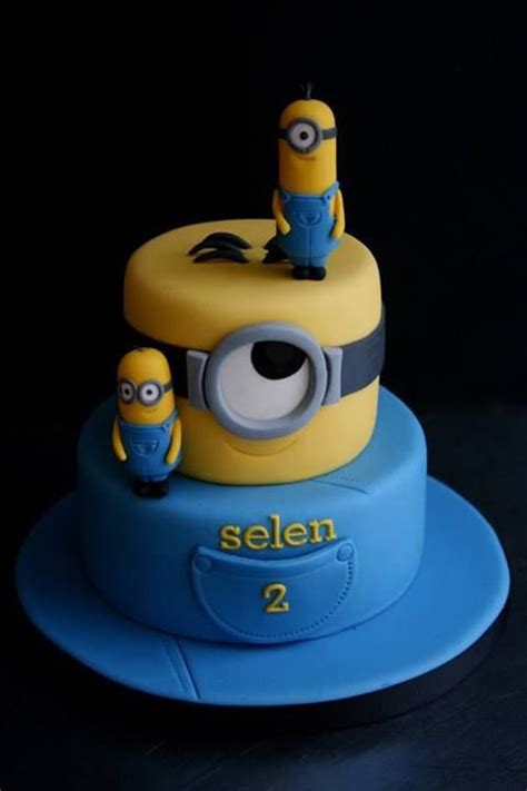 Torta a tema minions, molto di moda adesso, per i 10 anni di mattia. Some Cool Despicable me cakes / Despicable me cake ideas
