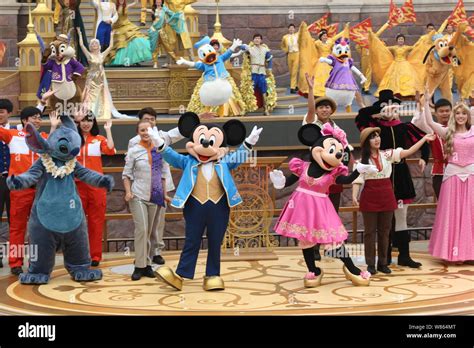 File Entertainers Dressed In Mickey Mouse And Minnie Mouse Costumes