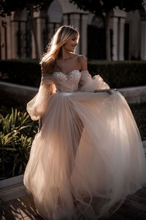 Champagne Off The Shoulder Tulle Wedding Dresses Long Sleeves Bridal Dress Lace Wedding Go