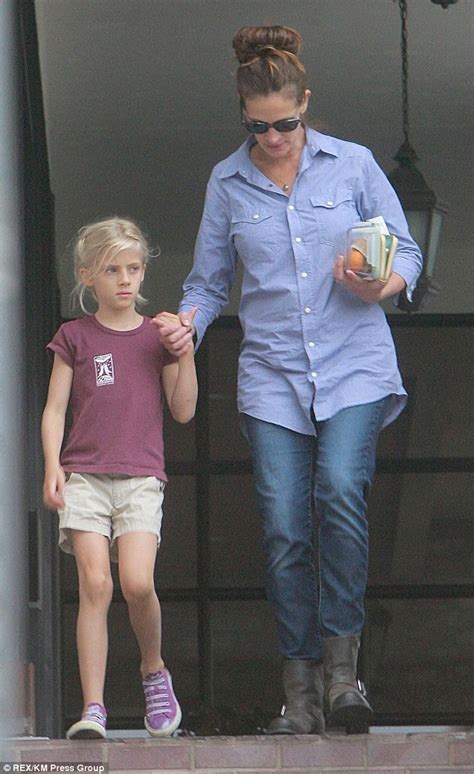 Julia Roberts Pretty Blonde Mini Me Daughter Hazel Snuggles Into Her