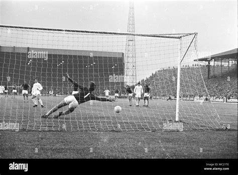 Chelsea V Leeds 1970 Hi Res Stock Photography And Images Alamy