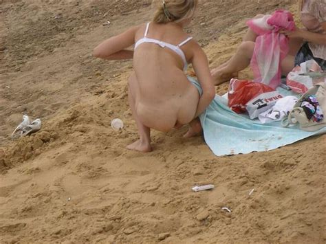 A03 In Gallery Quick Piss On The Beach V Picture 3