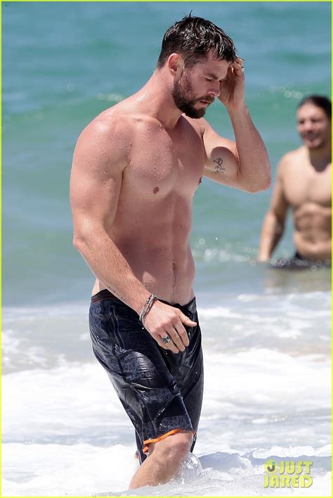 Chris Hemsworth Goes Shirtless Bares Ripped Body In Australia Photo Chris Hemsworth