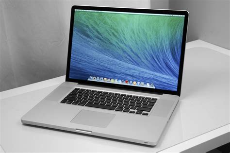 The aluminum build of the first generation models was significant, while the second generation took that innovation to the next level with a metal unibody. Apple Macbook Pro 17″ i7 Laptop