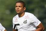 David Braz treina com bola e deve reforçar o Santos em clássico com o ...