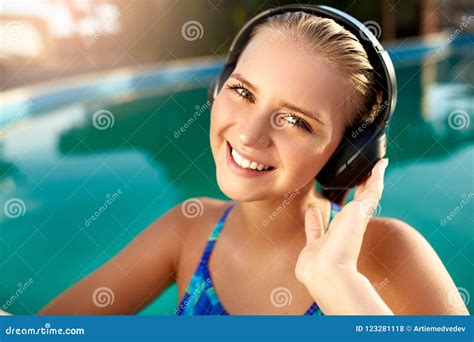 Ontspannen Glimlachende Vrouw Die Aan Muziek In Hoofdtelefoons Luisteren Die In Zwembad Baden