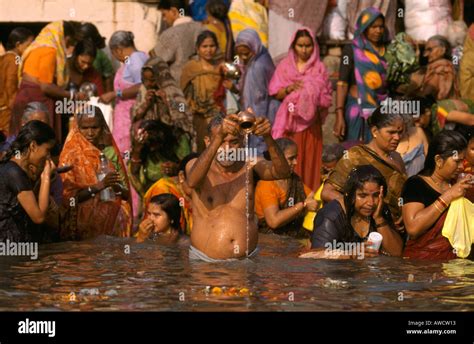Pilger In Den Fluss Ganges In Varanasi Während Des Kartik Purnima Festivals In Indien
