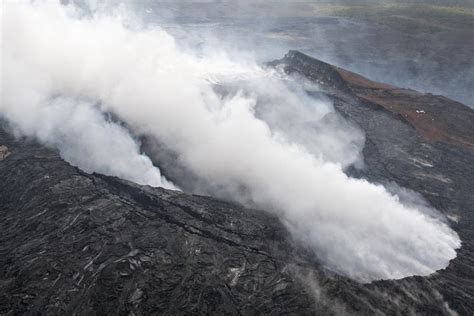 Hawaii Lava Crosses Residential Property 3 Cn